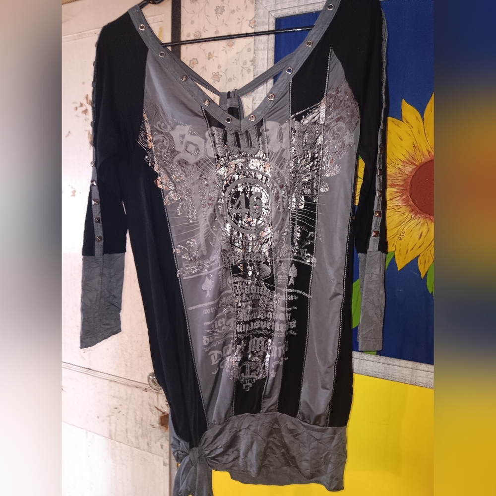 SALVAGE Rare Studded Gray & Black Silver Graphic Long Sleeve Top With Tie Bottom